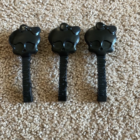MONSTER HIGH! 3 AUTHENTIC Monster High Doll brushes!! - Picture 2 of 4
